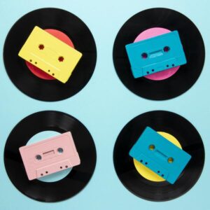 discos-vinilo-viejos-laicos-planos-cinta-cassette