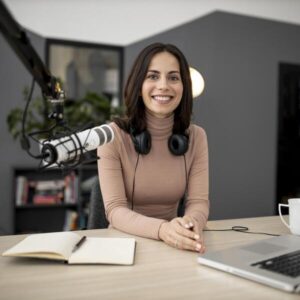 mujer-sonriente-microfono-portatil-estudio-radio